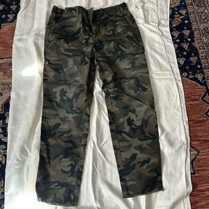 NWT Gap Women’s Girlfriend Chino size 4 Camo